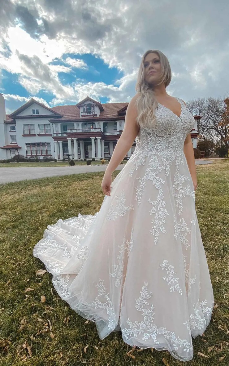 Shop 300+ Plus Size Wedding Dresses Online - Designer Gowns for Curvy Brides  Ready-to-Ship - Luxe Redux Bridal